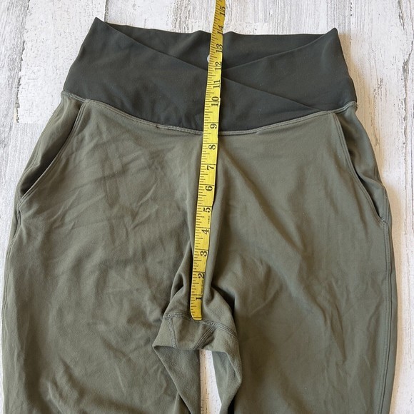 lululemon leggings size 8 Cropped Sunset Salutation Green Animal Print Waist - Picture 10 of 12